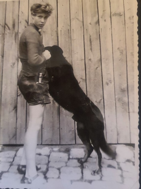 Dr. Franziska Doebelt mit ihrem Hund